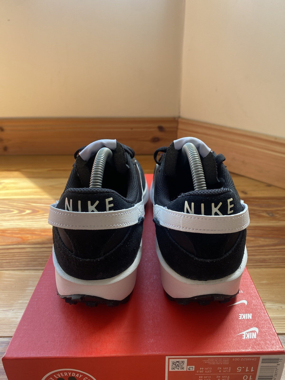 Nike Waffle Debut Trainers Black White Size UK7.5 US8.5 EU42 DH9522-001