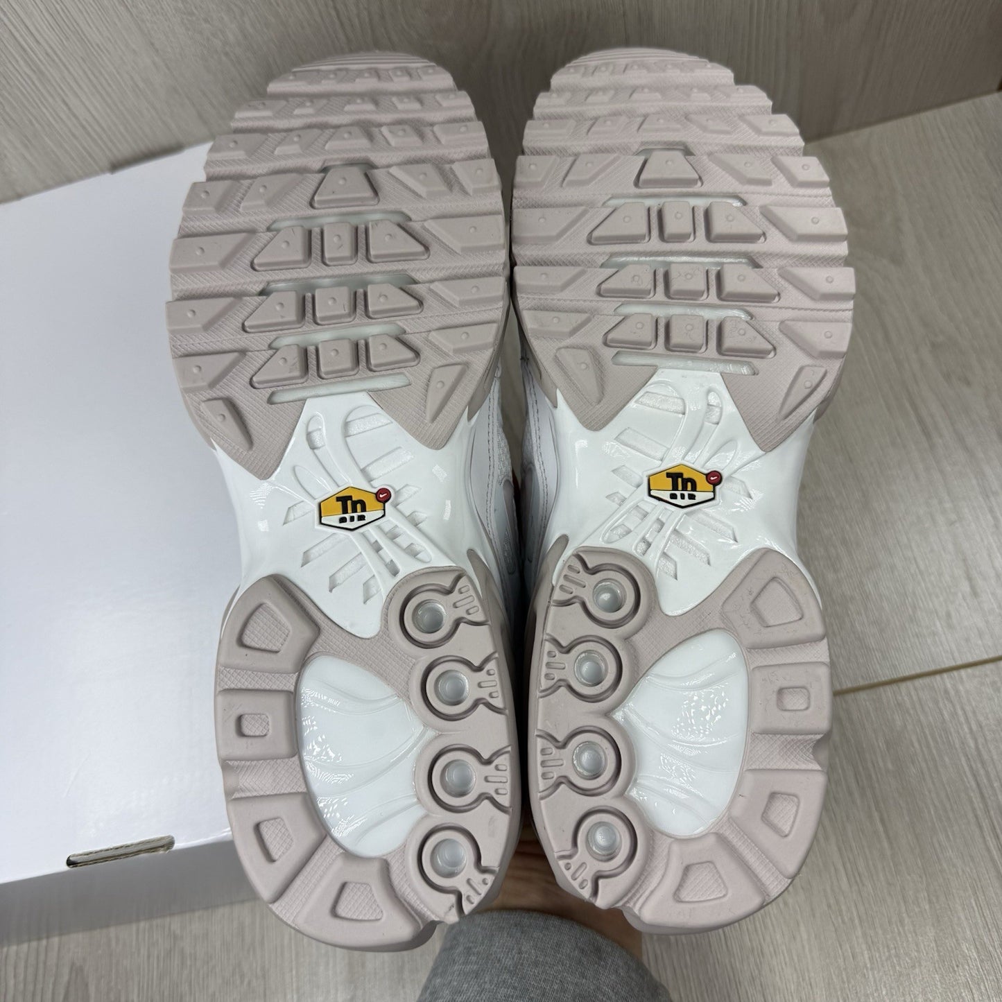 Nike Air Max Plus TN Trainers White Beige Size UK6 US8.5 EU40 HF0665-900