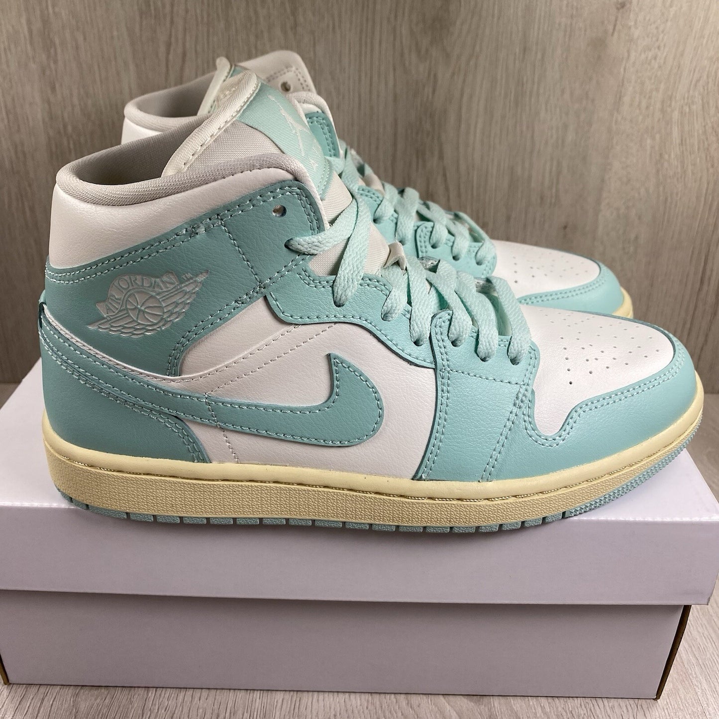 Nike Air Jordan 1 Mid Light Dew Trainers Size UK5.5 US6 EU39 BQ6472-132