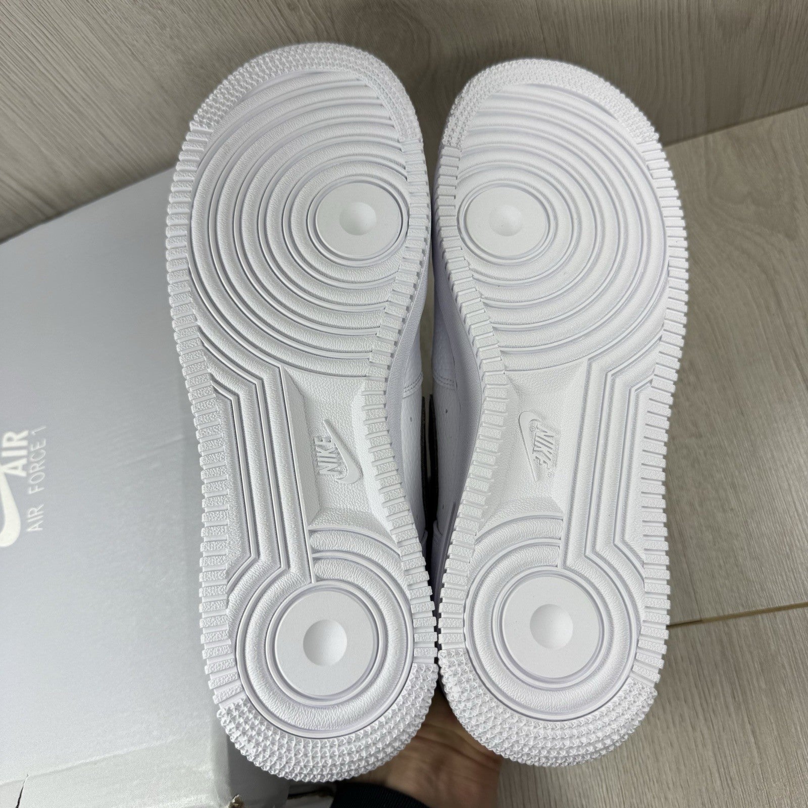 Nike Air Force 1 Low Trainers Pebbled White Black Size UK8 CT2302-10012