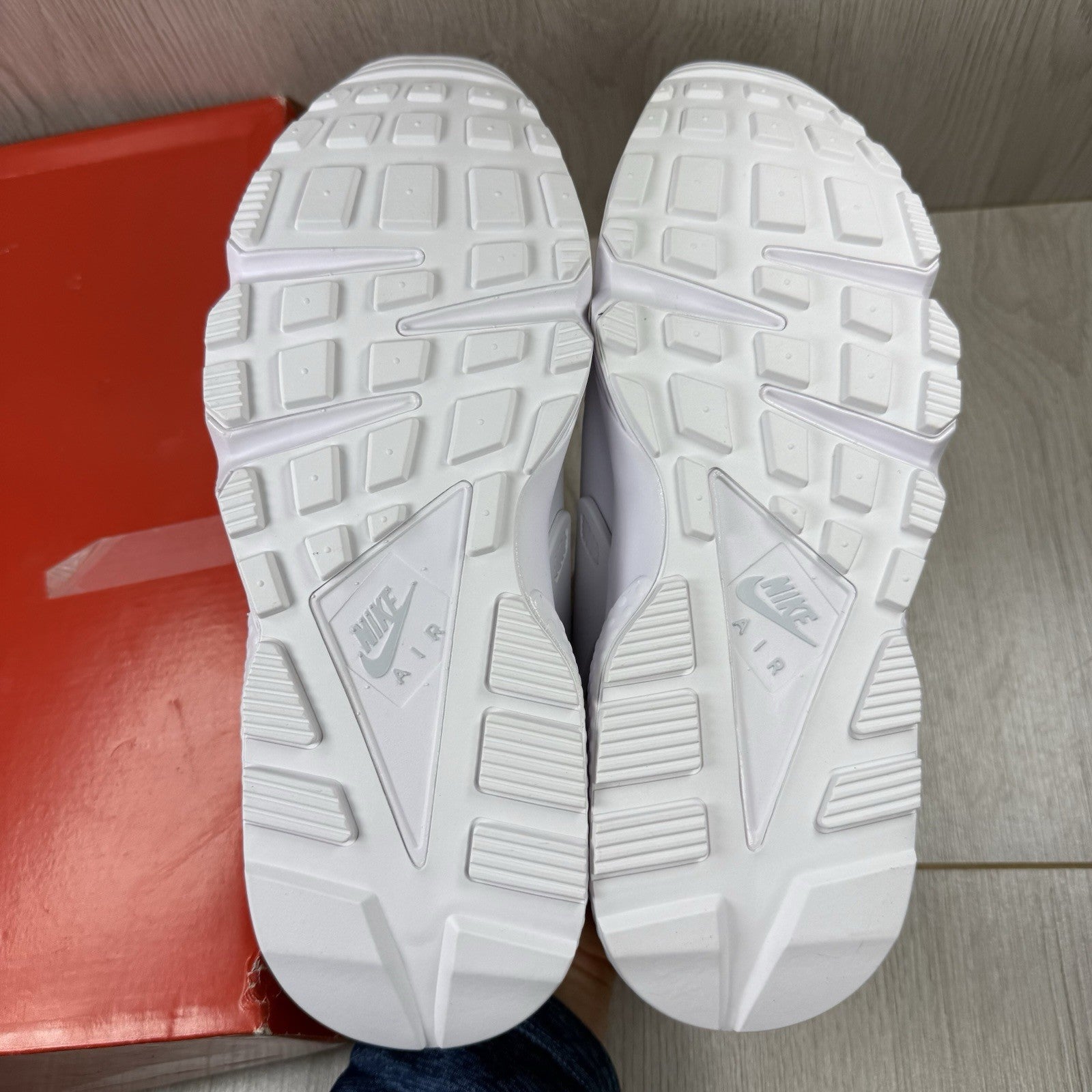 Nike Air Huarache Trainers Triple White Size UK5.5 DH4439-10212