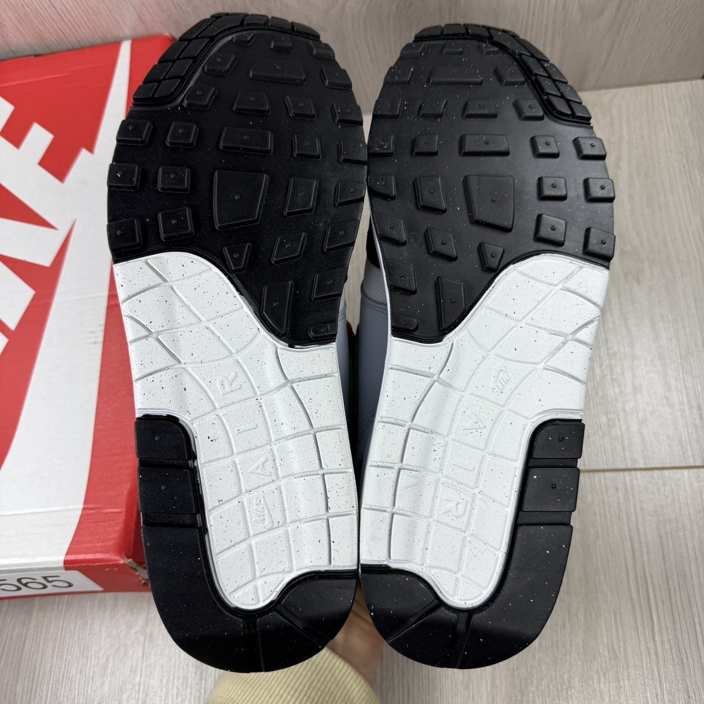 Nike Air Max 1 Trainers White Black Stadium Green Size UK9.5 FN6952-10013
