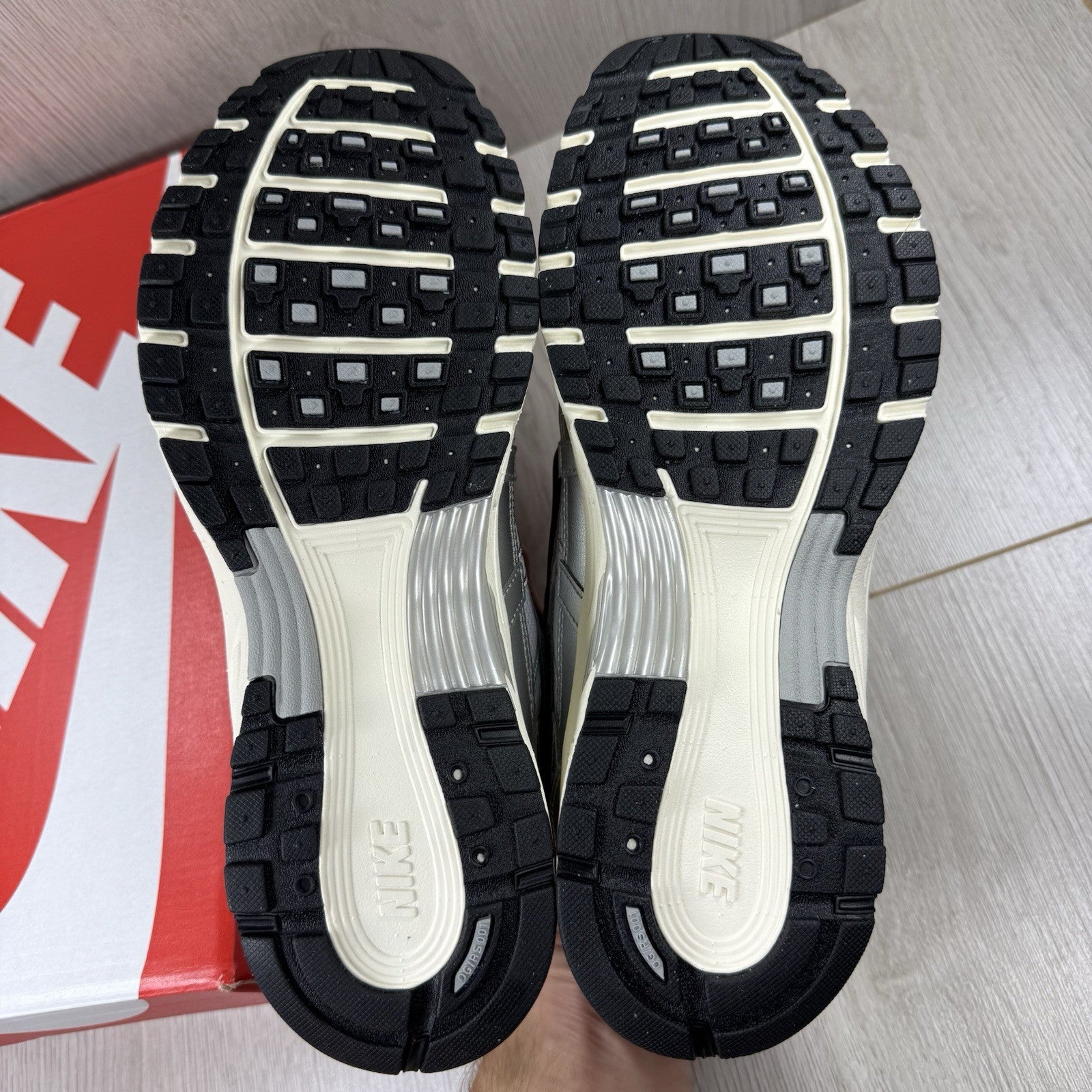 Nike P-6000 Trainers White Metallic Silver Size UK8.5 CD6404-105 4