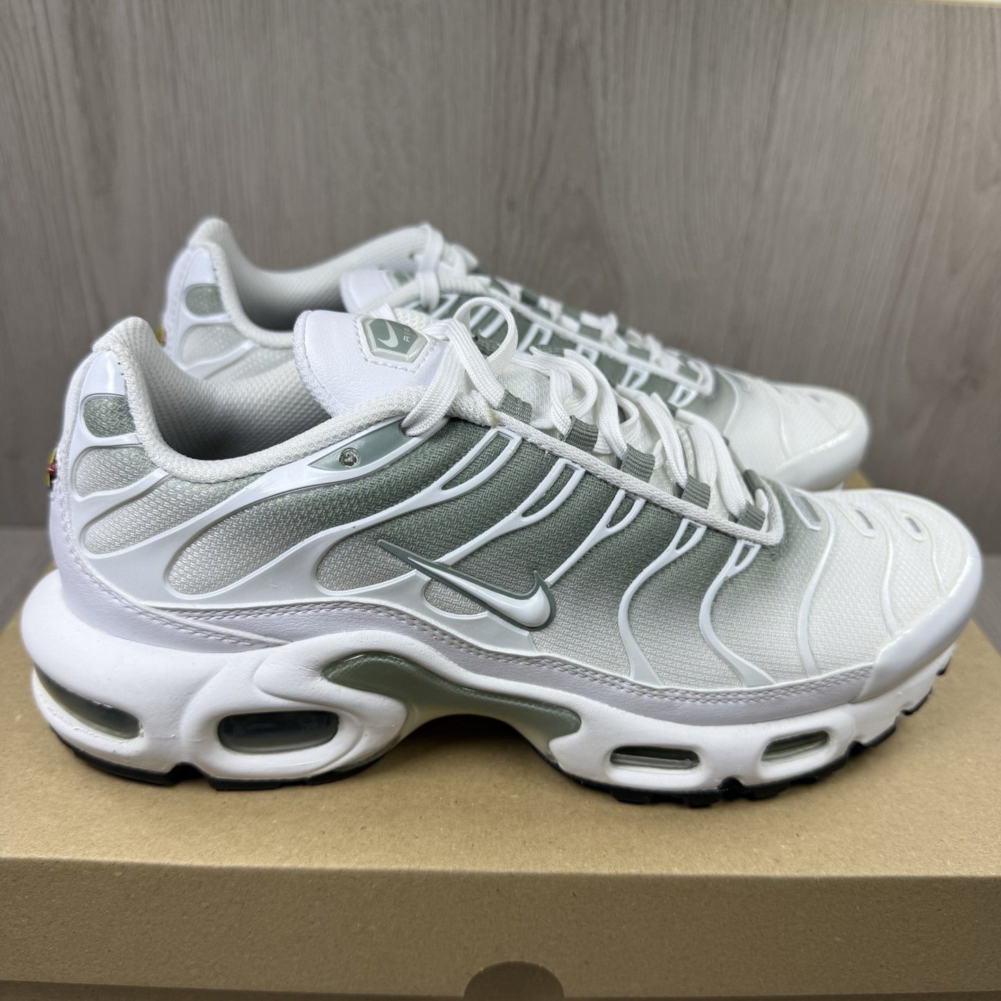 Nike Air Max Plus TN Trainers Size UK4.5 White Mica Green DZ3670-1001