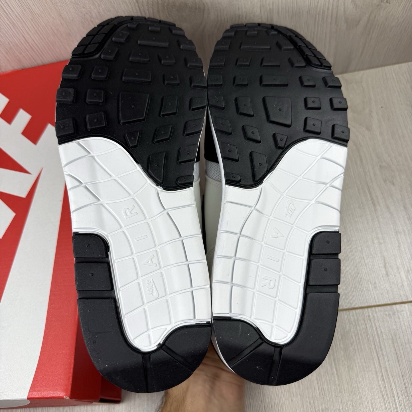 Nike Air Max 1 Trainers White Black Grey Size UK9.5 DZ2628-10212