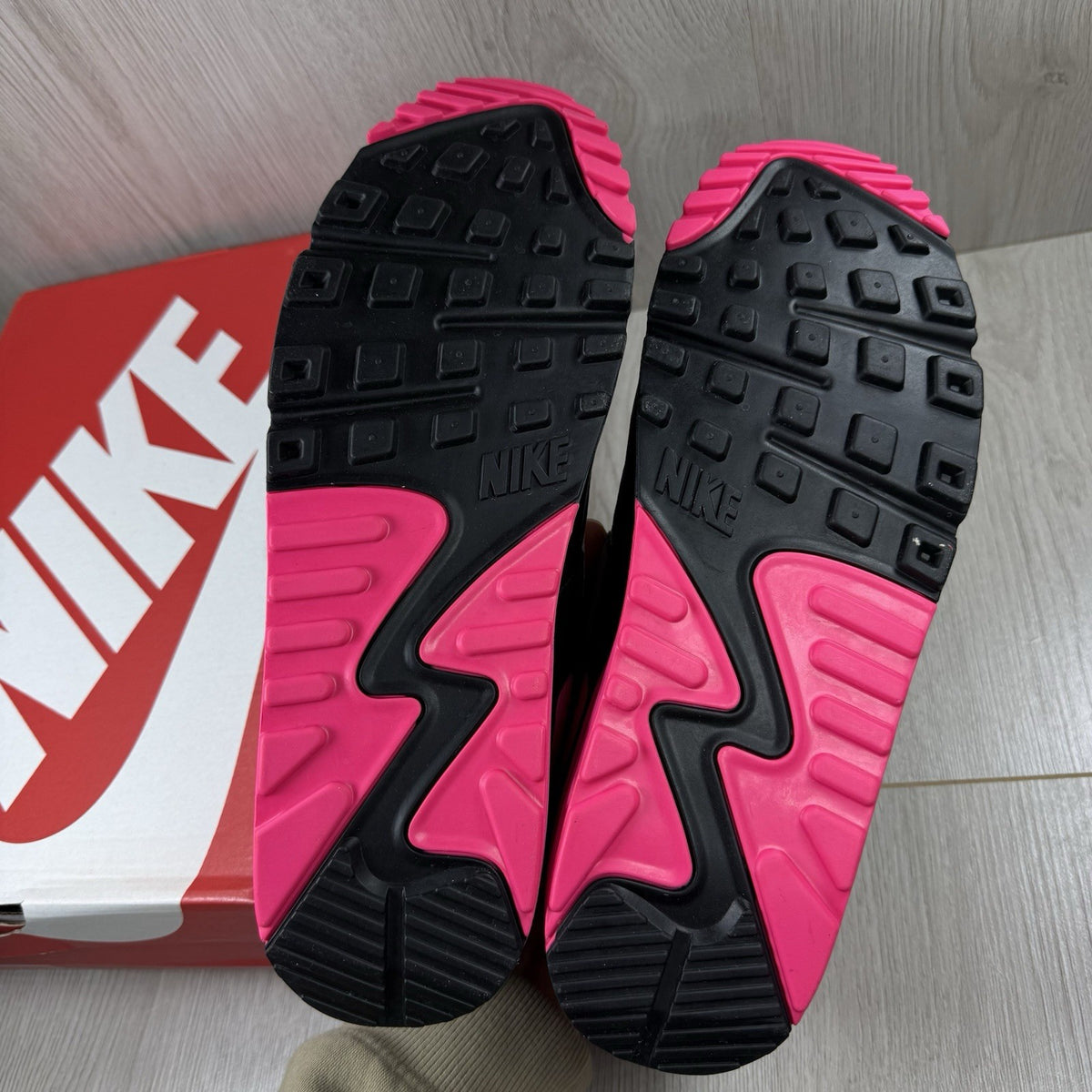 Nike Air Max 90 Trainers Wolf Grey Hyper Pink Size UK10 DM0029-0105