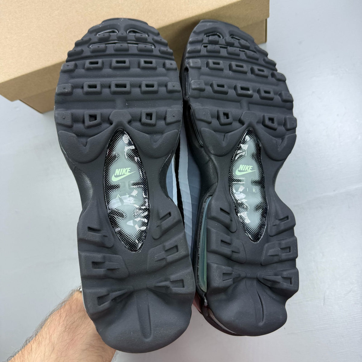 Nike Air Max 95 black trainers with mint foam accents and anthracite detailing.