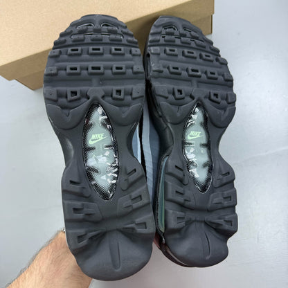 Nike Air Max 95 black trainers with mint foam accents and anthracite detailing.