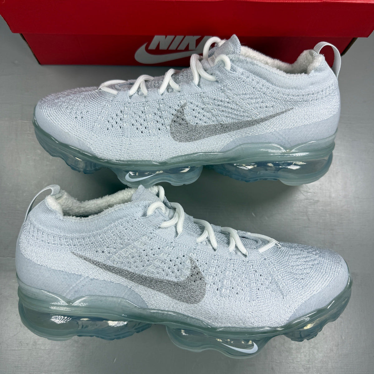 Nike trainers white Flyknit upper with Air cushioning and logo detail.