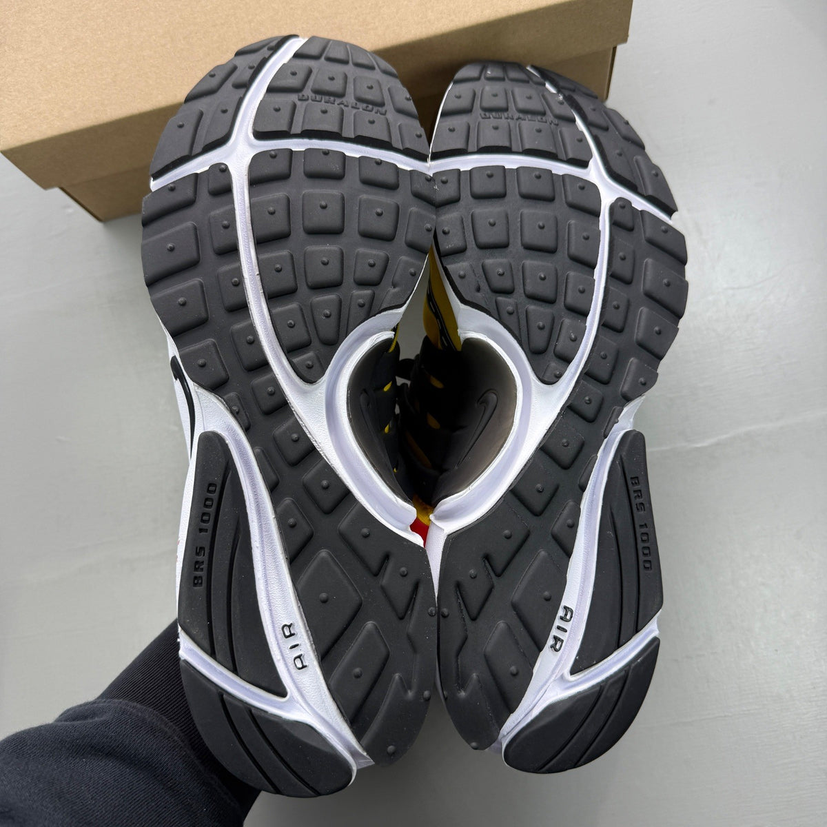 Nike trainers speed yellow with black accents and breathable mesh upper.