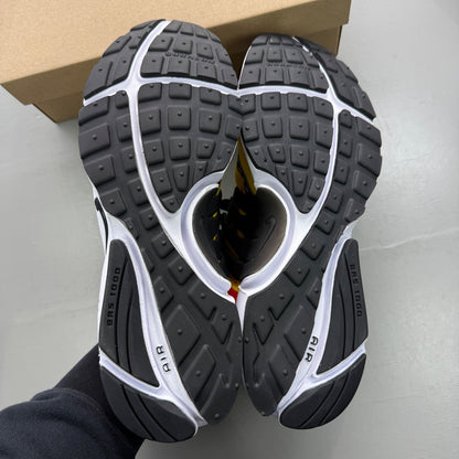 Nike trainers speed yellow with black accents and breathable mesh upper.