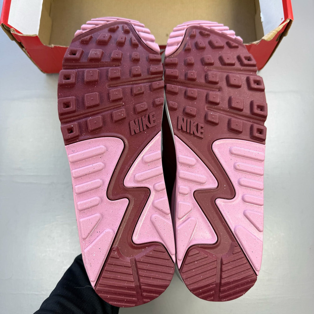Nike Air Max 90 SE trainers multi-colour with burgundy and pink accents, logo details.