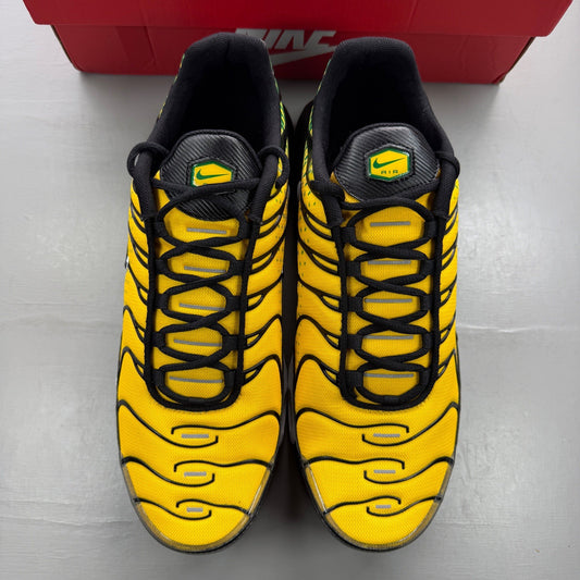 Nike trainers maize yellow with black accents and green detailing, featuring signature logo.