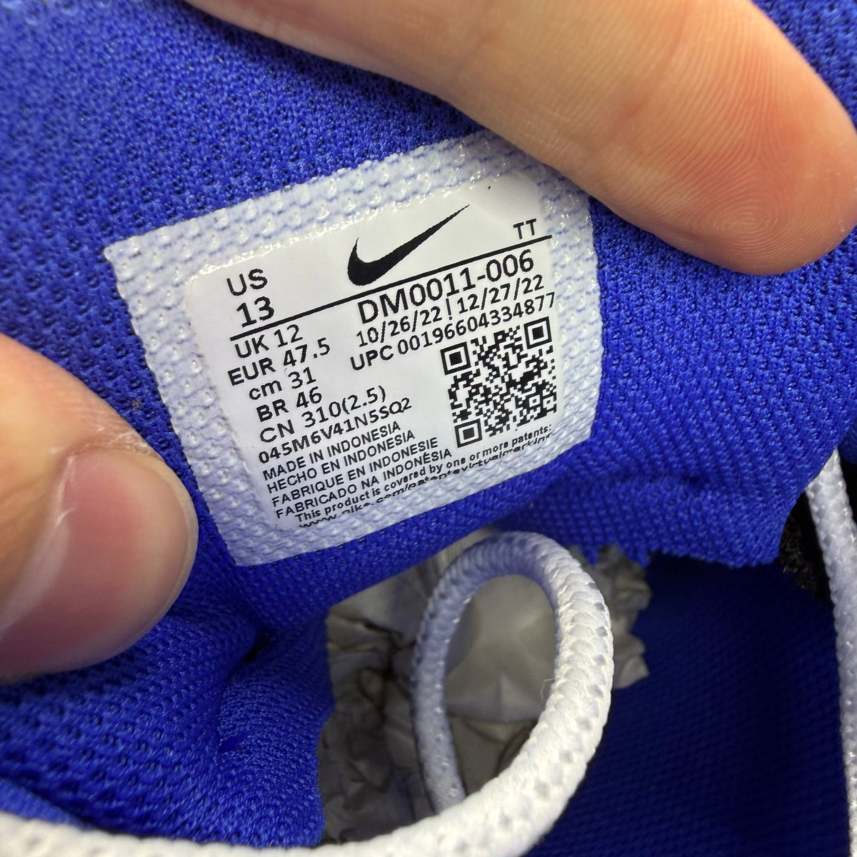 Nike Air Max 95 black trainers with royal blue accents and white detailing.