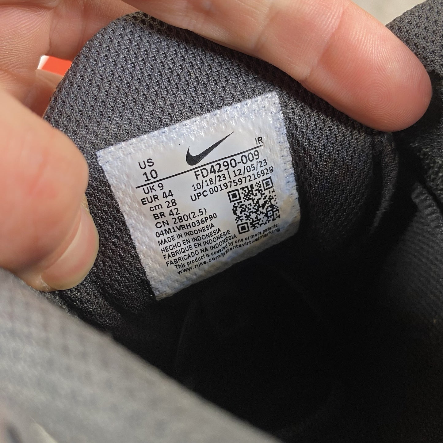 Nike Air Max Plus TN Trainers  Size UK9 Light Silver Volt FD4290-0095