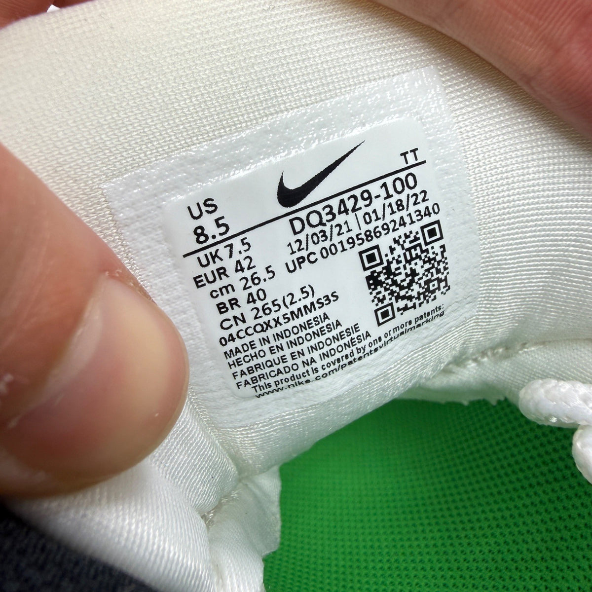 Nike trainers yellow with white accents and green apple details, featuring iconic Air Max design.
