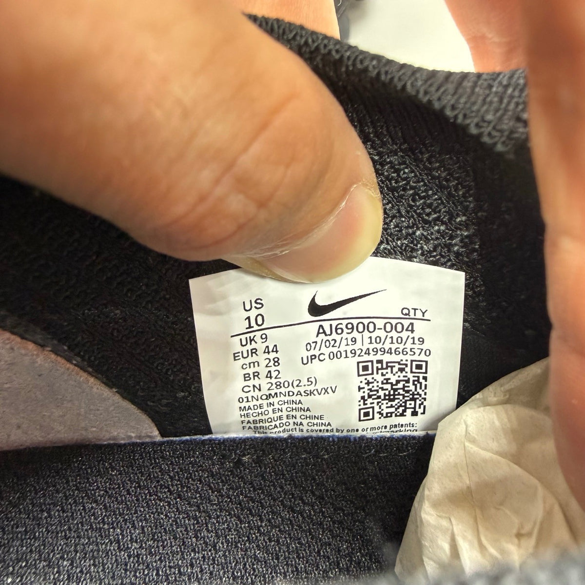 Nike Air VaporMax Flyknit 3 black sneakers with distinctive air cushioning and sleek design.
