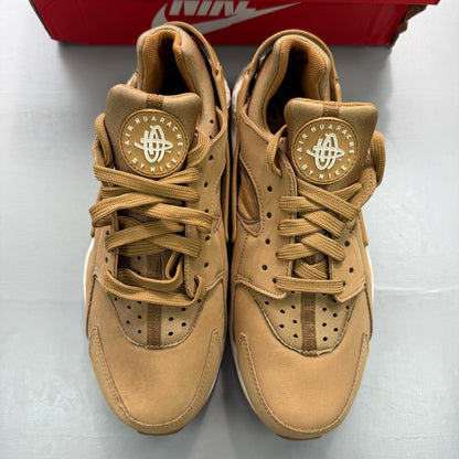 Nike brown trainers with gum sole and white accents, featuring iconic Huarache design.