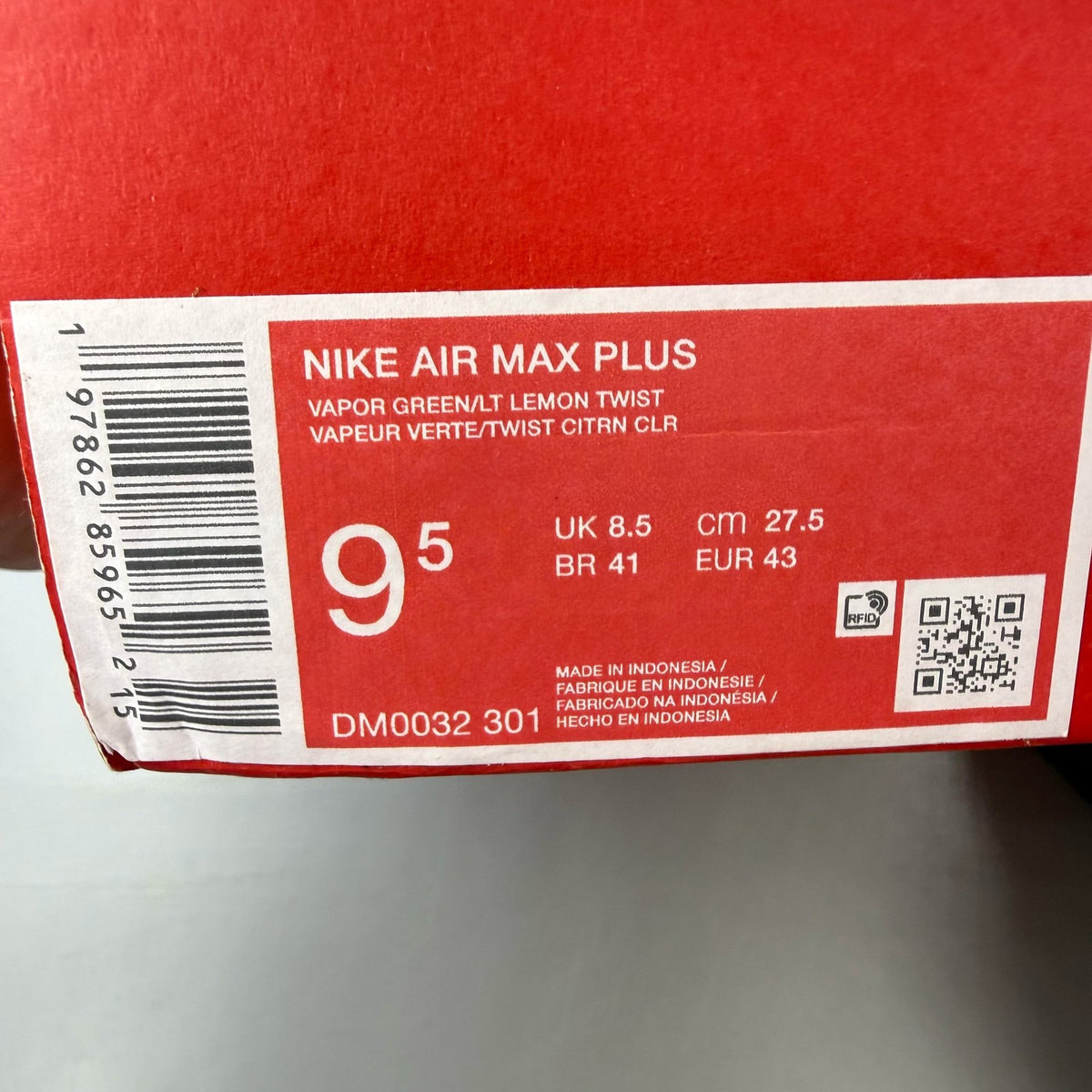 Nike Air Max Plus TN green trainers with lemon twist accents and distinctive logo.