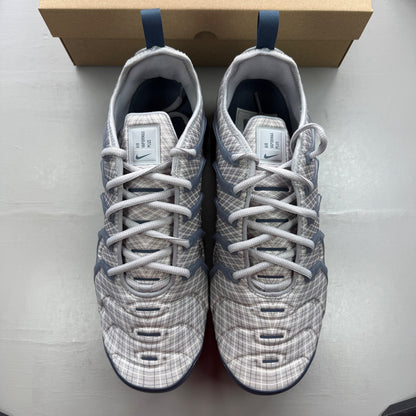 Nike Air VaporMax Plus grey trainers with white accents and signature logo.