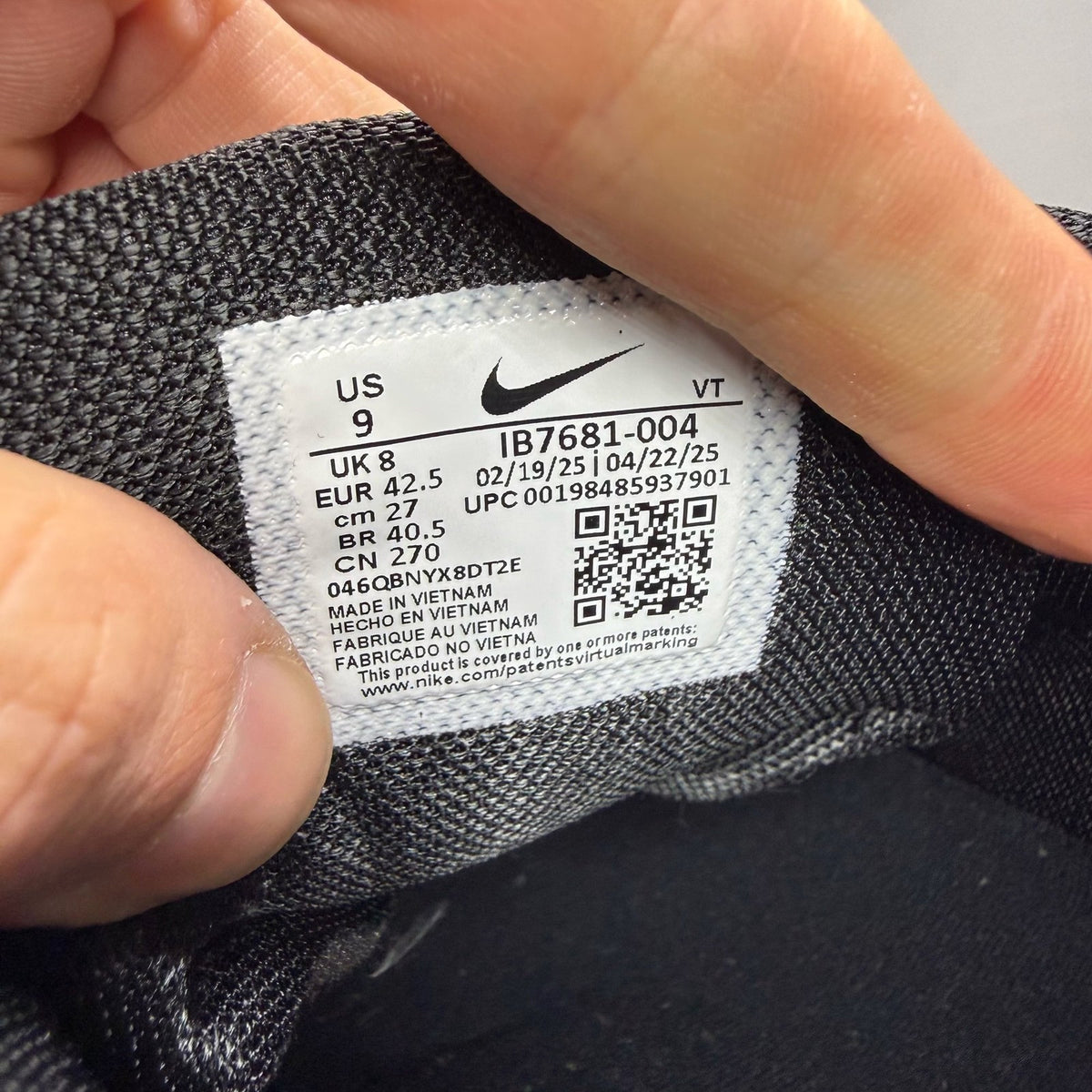 Nike Air Max 95 black trainers with mint foam accents and anthracite detailing.