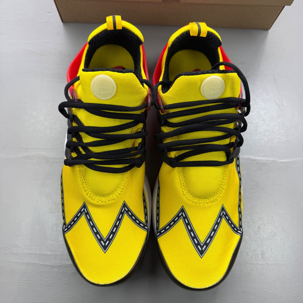 Nike trainers speed yellow with black accents and breathable mesh upper.