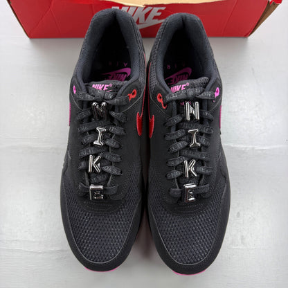 Nike trainers black with playful pink accents and Air Max cushioning.