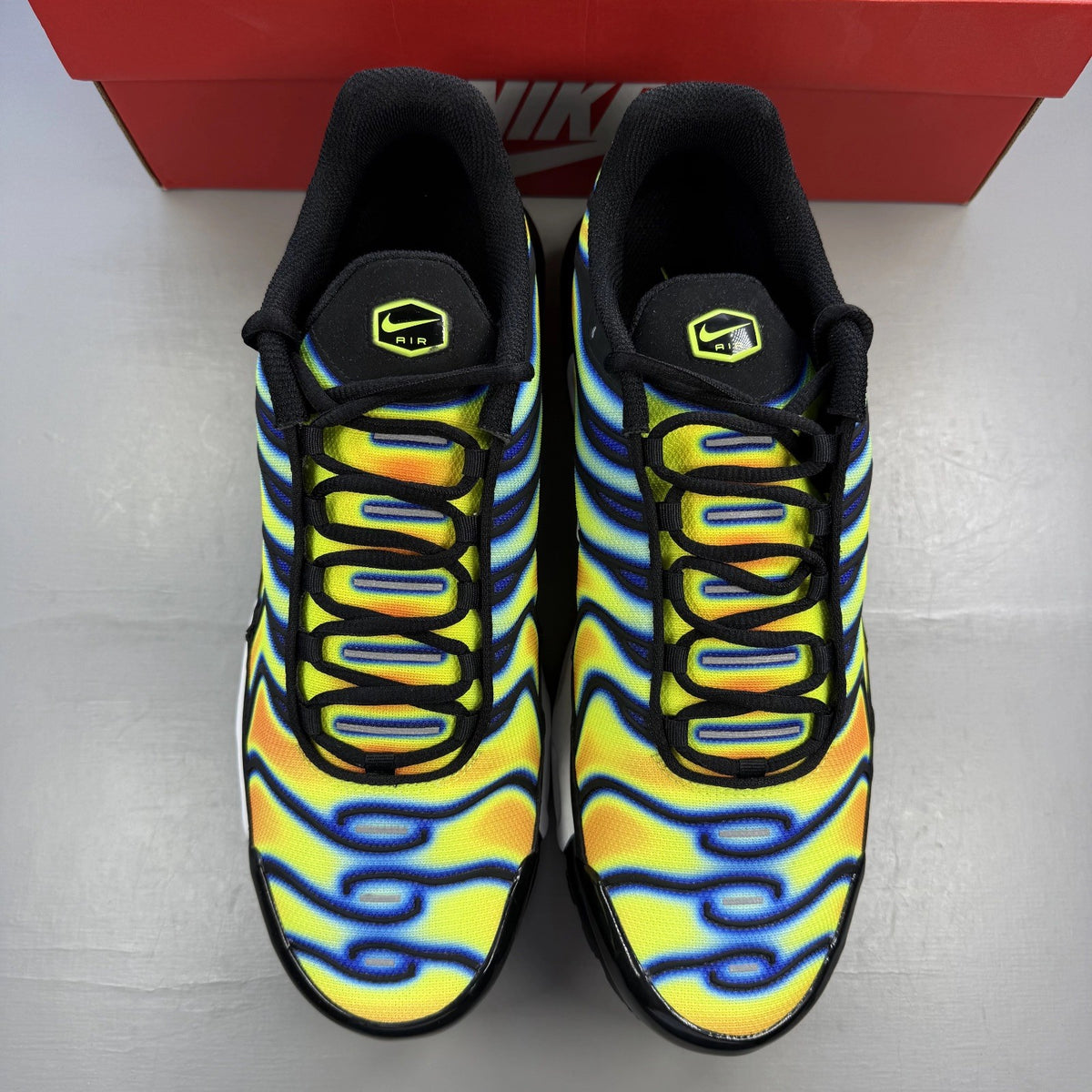 Nike trainers black with yellow heat map pattern and signature swoosh logo.