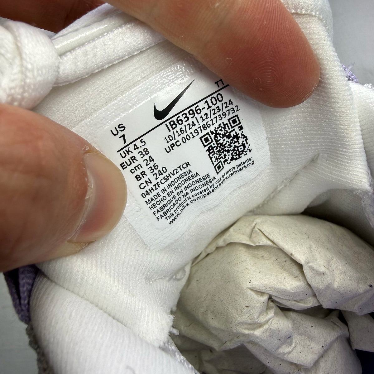 Nike Air Max 95 OG Big Bubble white trainers with hydrangea pattern and logo details.