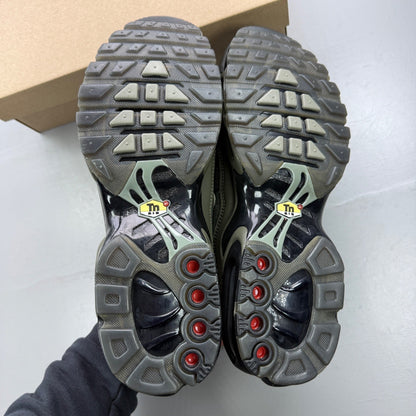 Nike trainers green jacquard design with distinctive Air Max Plus TN silhouette.