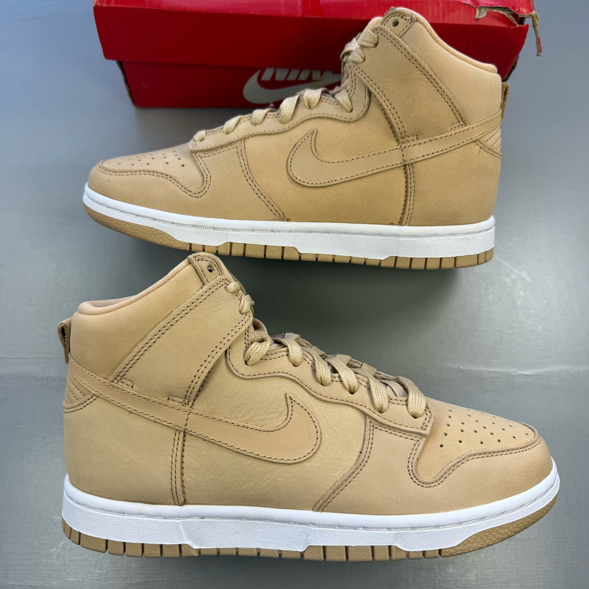 Nike Dunk High Premium trainers beige with vachetta tan leather and logo detail.
