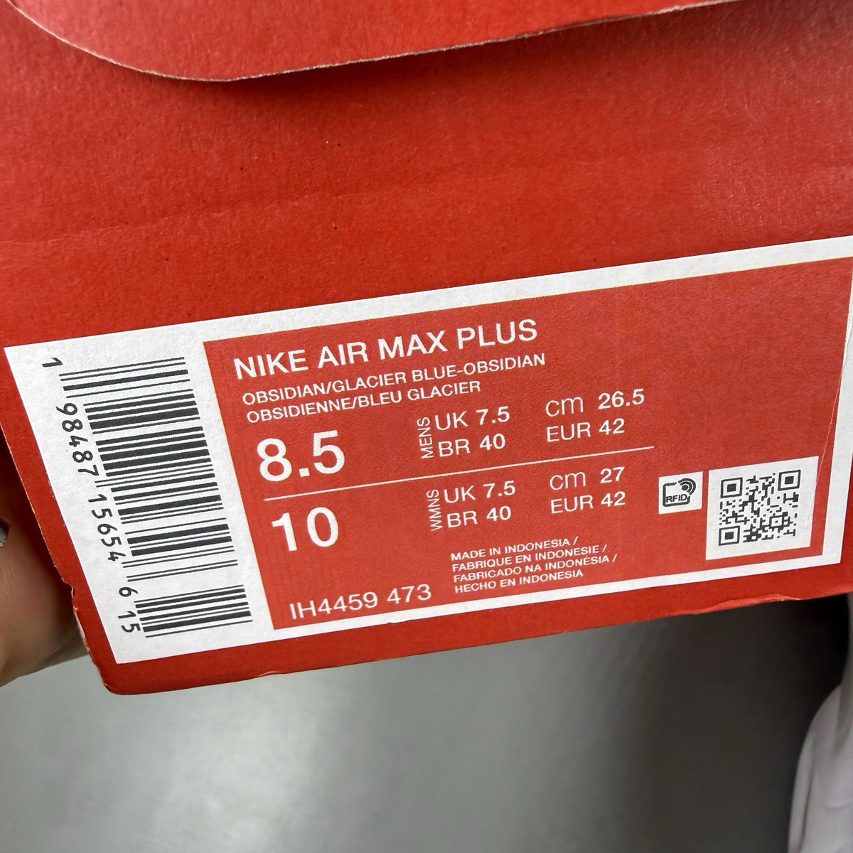 Nike Air Max Plus trainers navy blue with signature swoosh logo and mesh detailing.