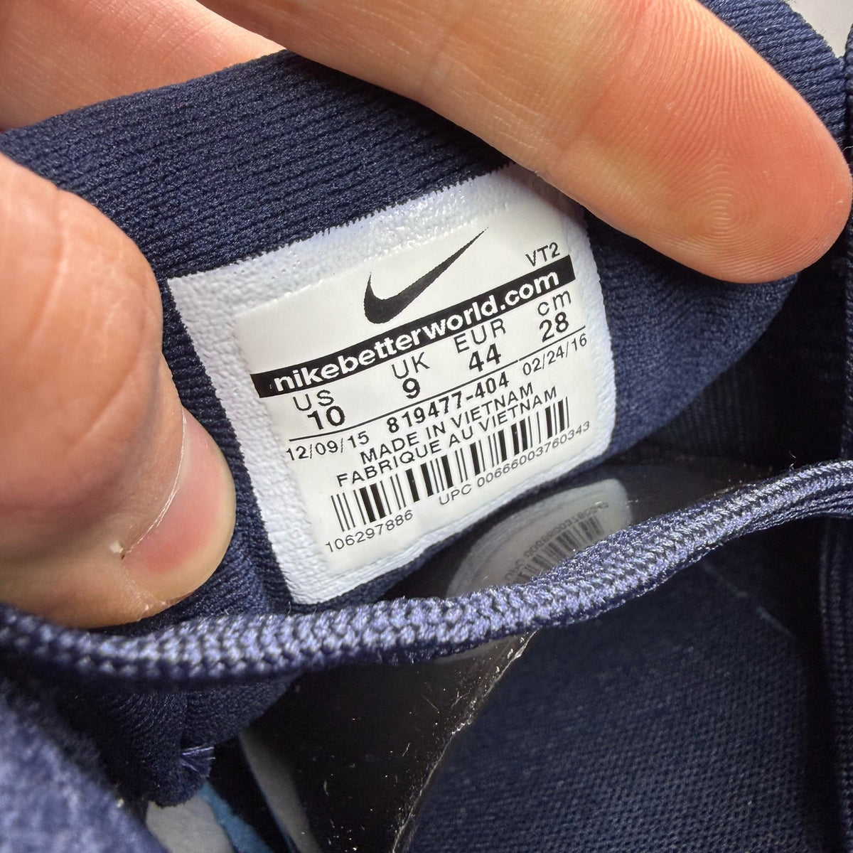 Nike Air Max 90 blue trainers with obsidian accents and logo detail.