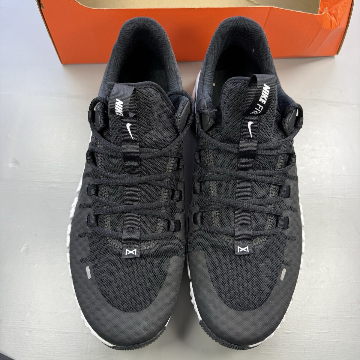 Nike black trainers with white and anthracite accents, featuring a sleek design and logo.