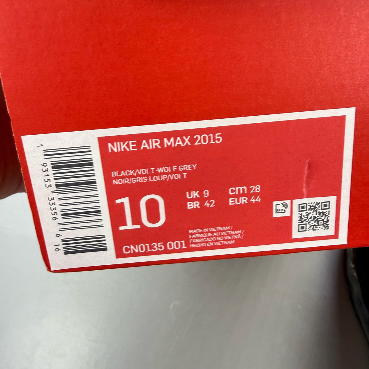 Nike Air Max 2015 black trainers with grey accents and logo detail.