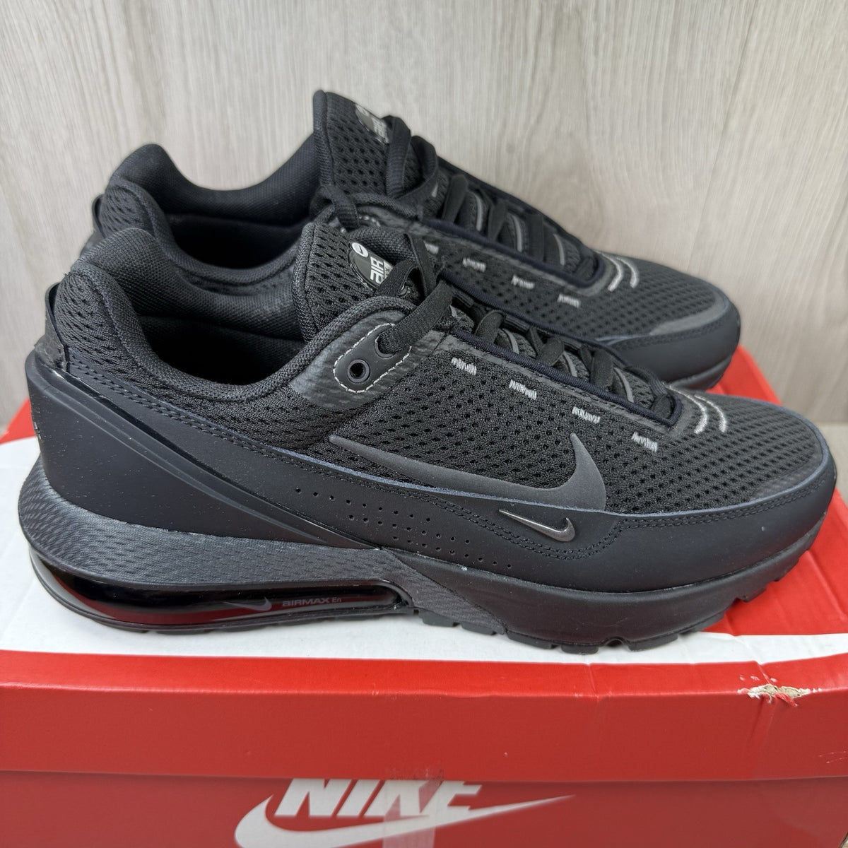 Nike Air Max Pulse trainers black with anthracite accents and signature swoosh logo.
