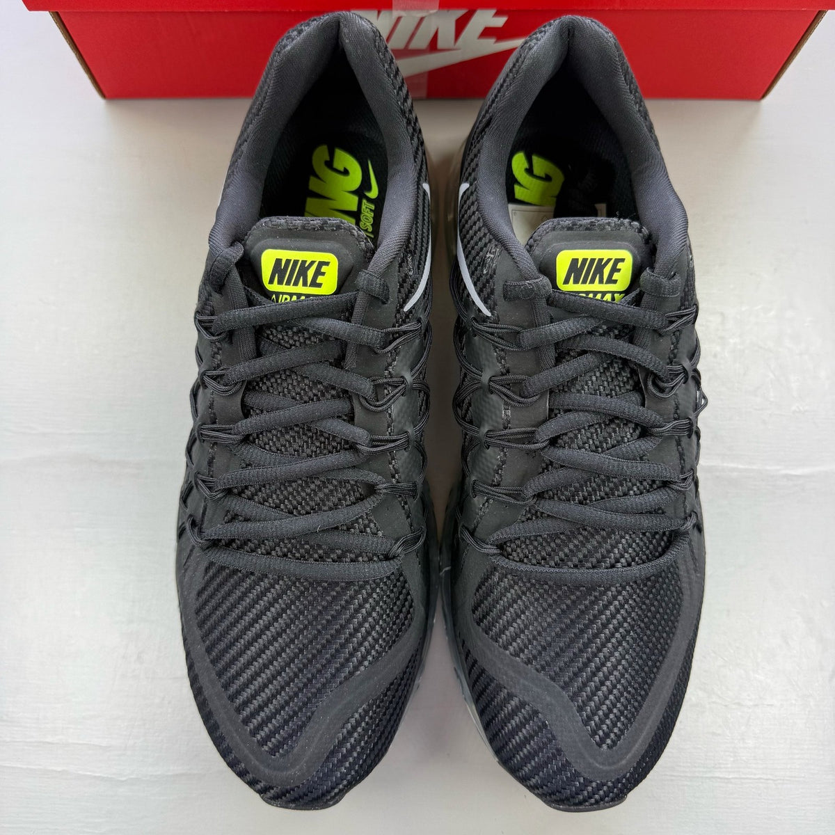 Nike Air Max 2015 black trainers with grey accents and logo detail.