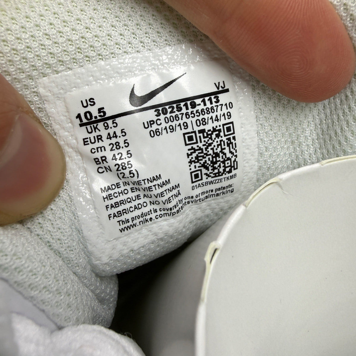 Nike white trainers leather upper with Air Max cushioning and classic logo details.
