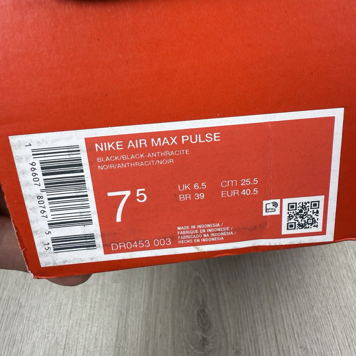 Nike Air Max Pulse trainers black with anthracite accents and signature swoosh logo.