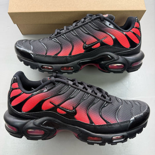 Nike Air Max Plus TN black trainers with crimson and noble red accents, mesh upper.