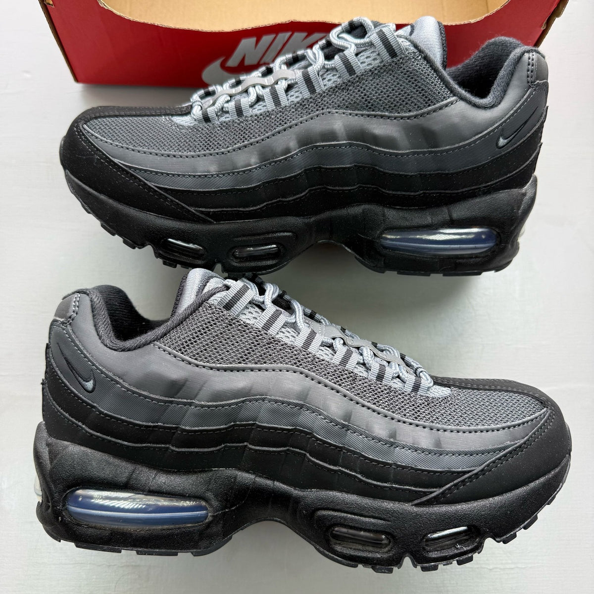 Nike Air Max 95 black trainers with cool grey accents and anthracite detailing.