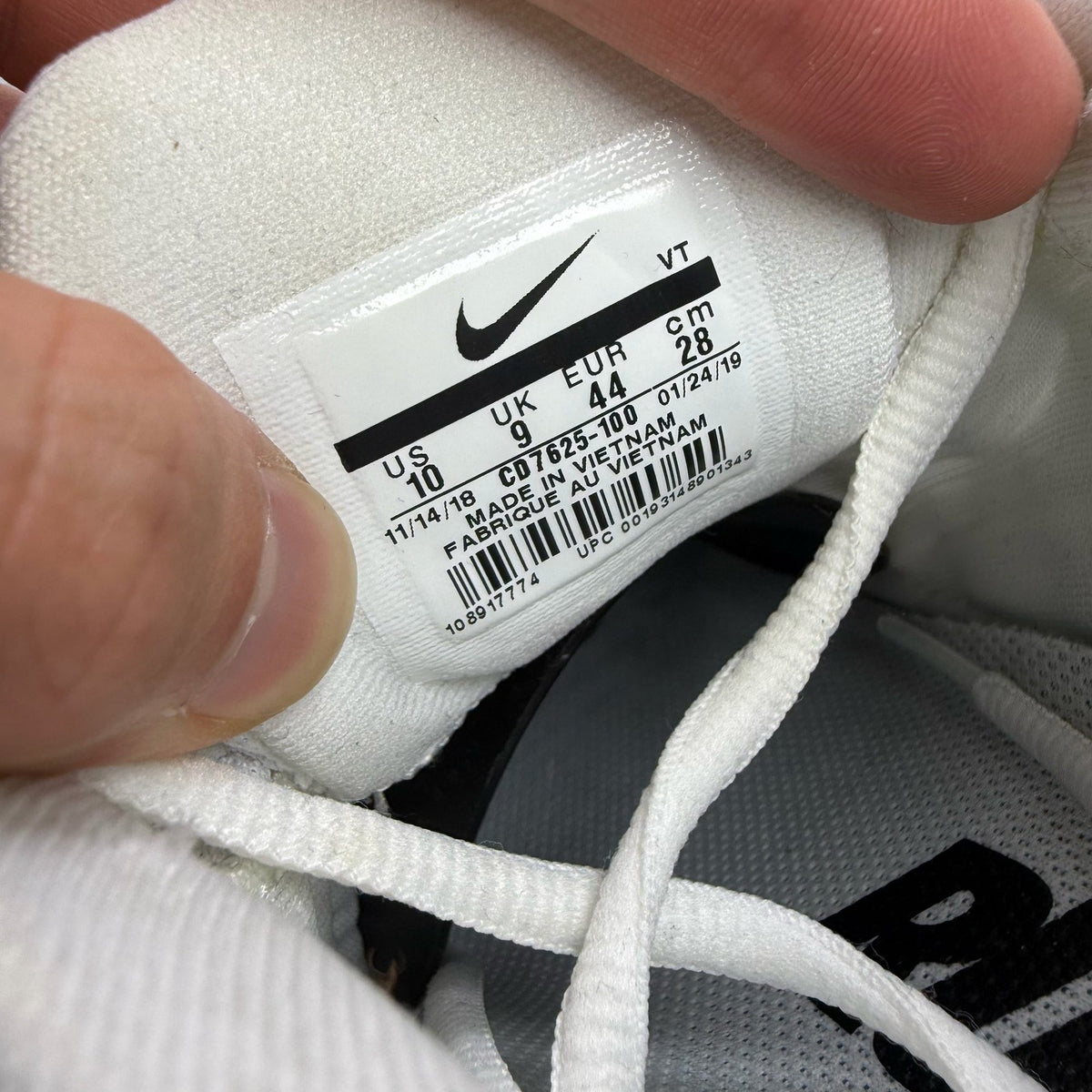 Nike Air Max 2015 white running shoes with black accents and logo detail.
