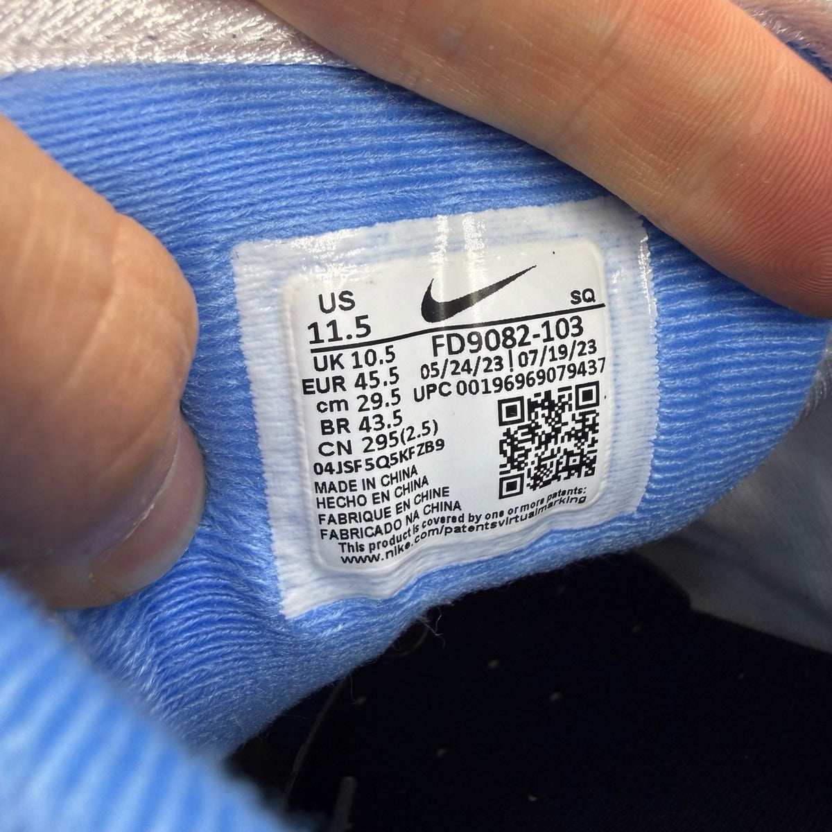 Nike Air Max 1 blue trainers with white accents and UNC logo detailing.