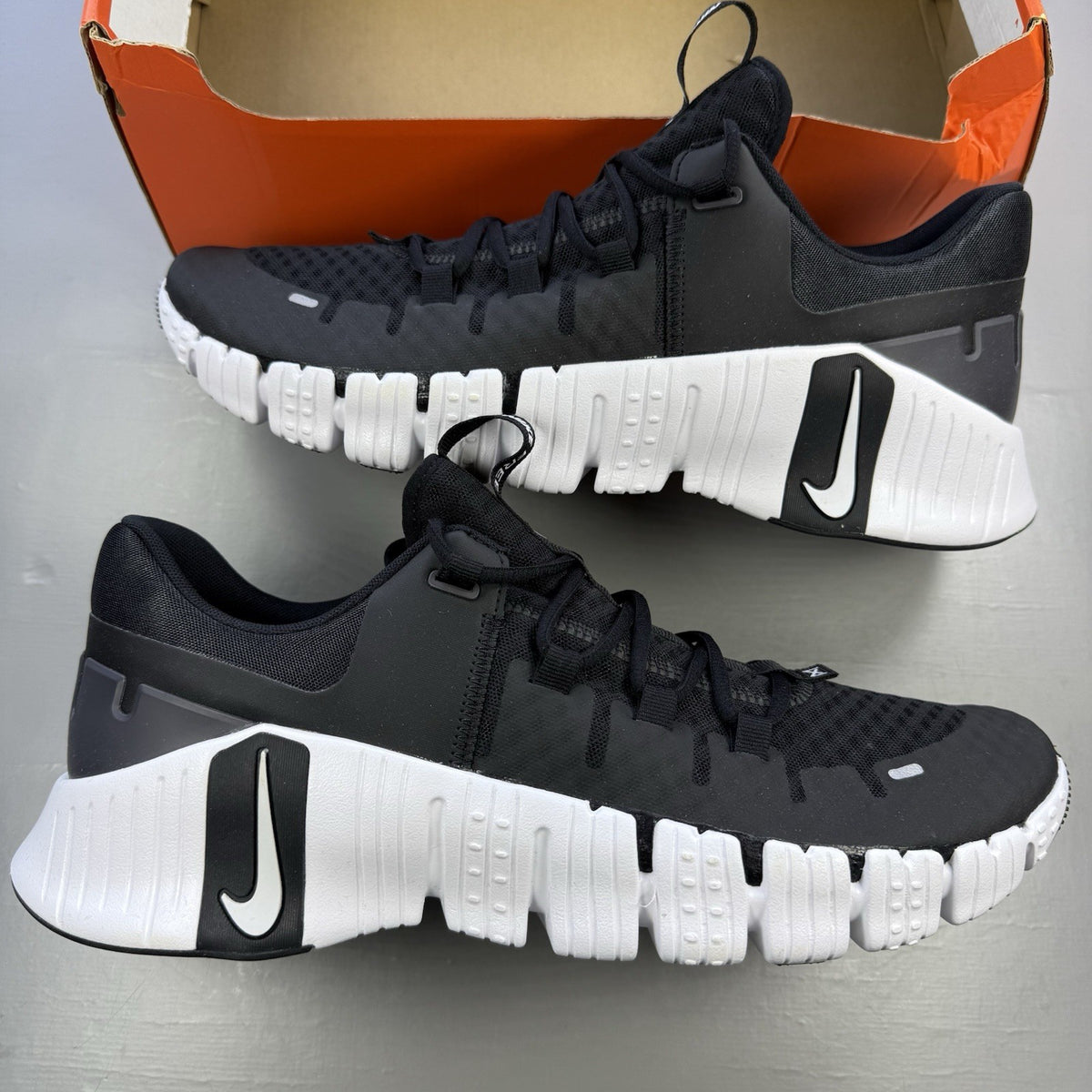 Nike black trainers with white and anthracite accents, featuring a sleek design and logo.