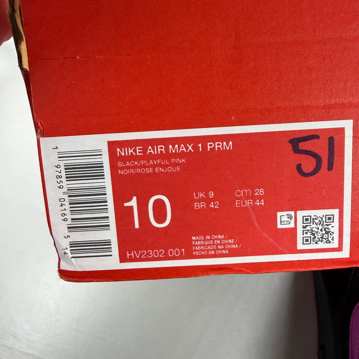 Nike trainers black with playful pink accents and Air Max cushioning.