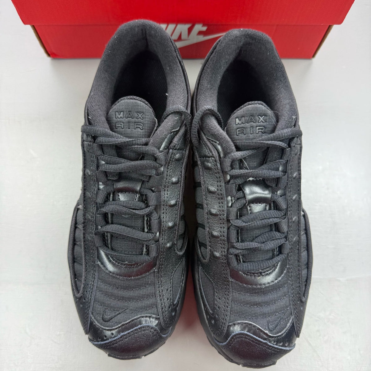 Nike black trainers mesh upper with reflective detailing and Air Max cushioning.