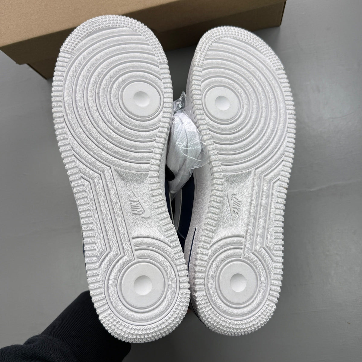 Nike trainers white with midnight navy accents and classic swoosh logo.