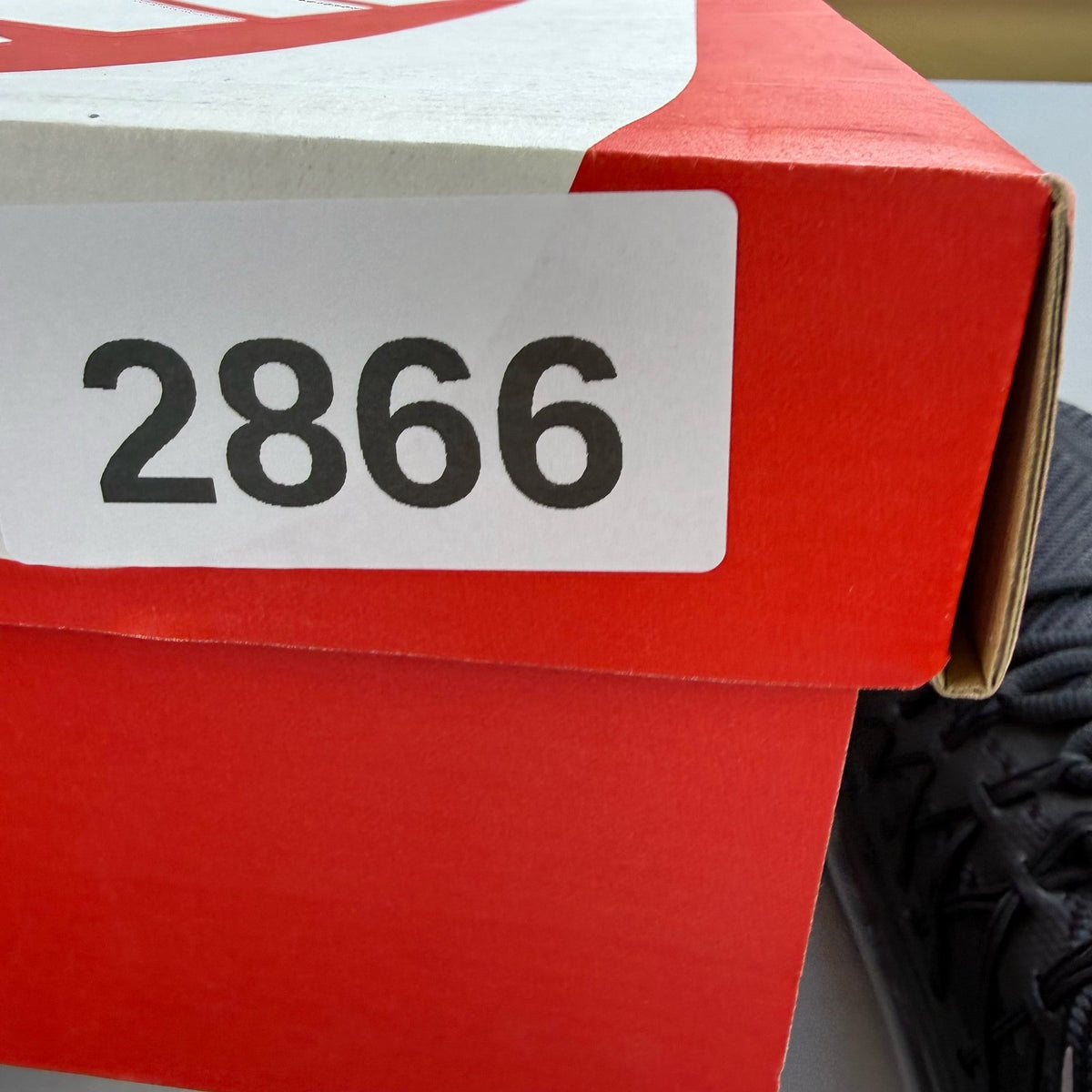Nike Air Max 2015 black trainers with grey accents and logo detail.