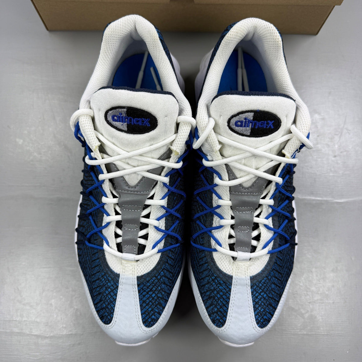 Nike running shoes white with jacquard pattern and midnight navy accents.