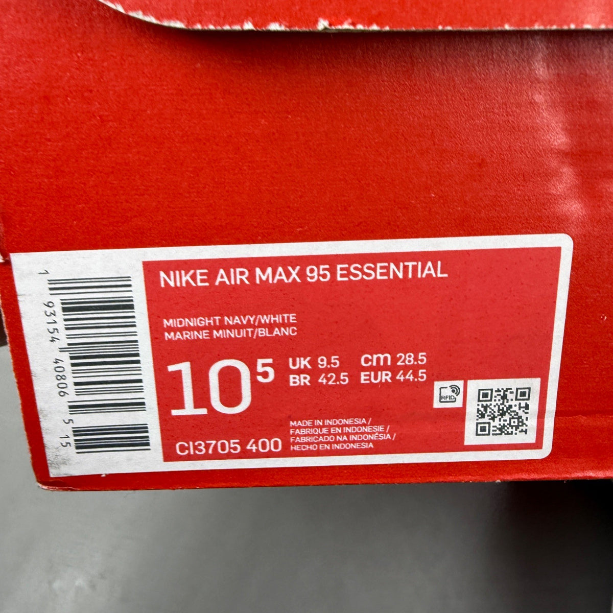 Nike Air Max 95 white trainers with navy accents and signature logo detailing.